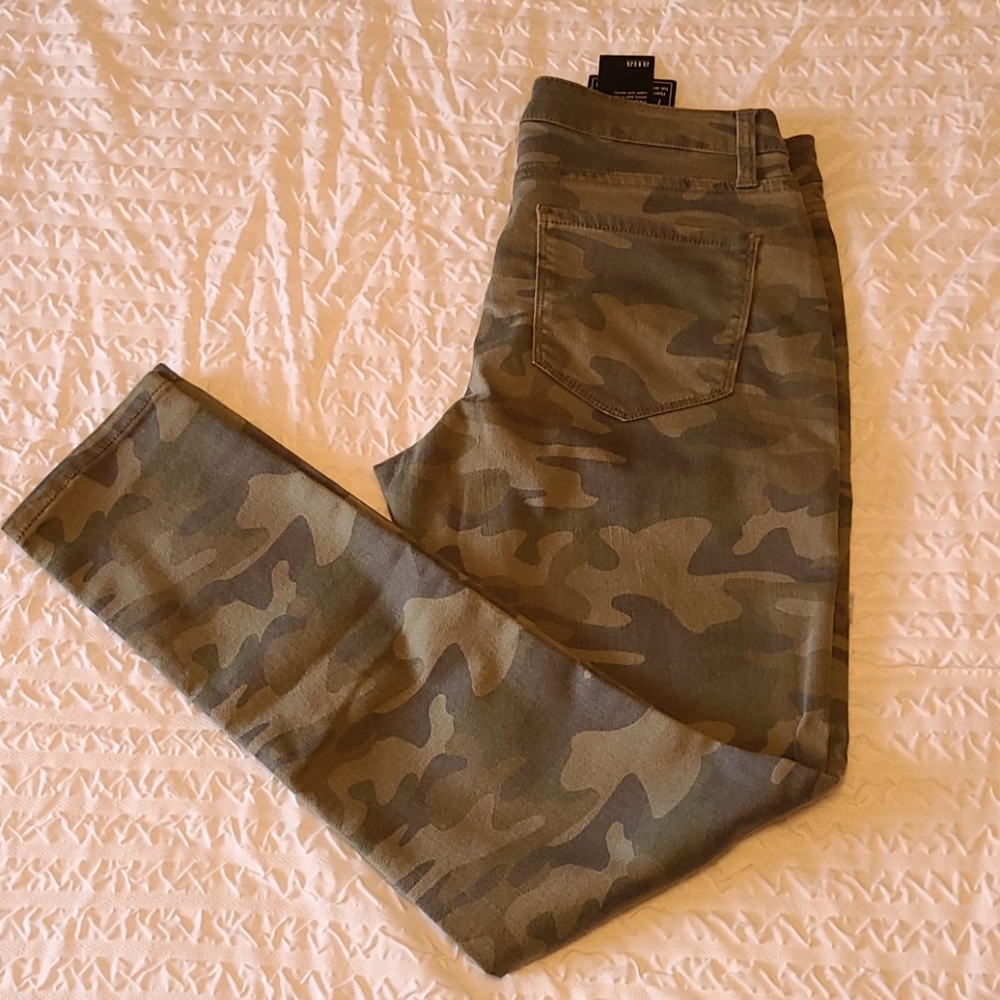🆕️ NWT a.n.a Camo Skinny Jeans